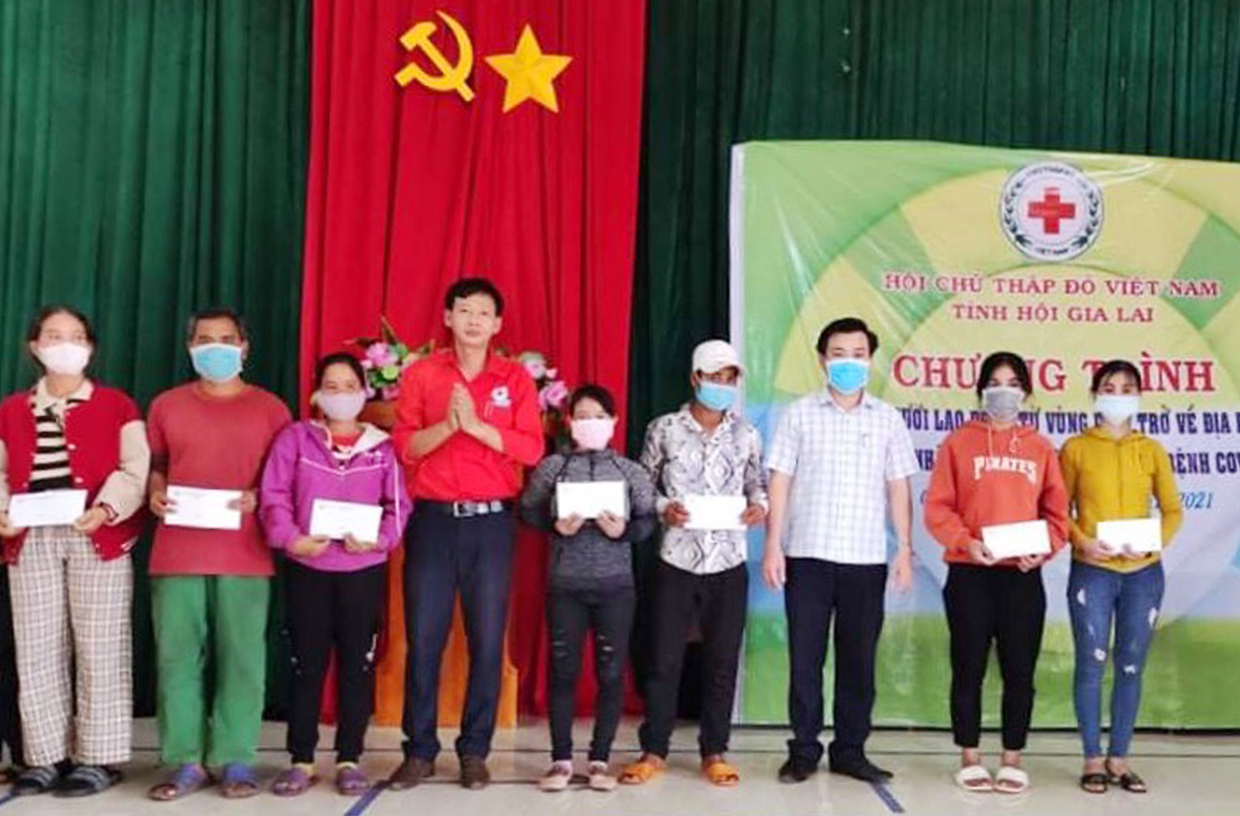  Hỗ trợ tiền mặt đa mục đích cho các hộ khó khăn từ vùng dịch về địa phương tại xã Ia Lâu, huyện Chư Prông. Ảnh: Hồng Ngọc 