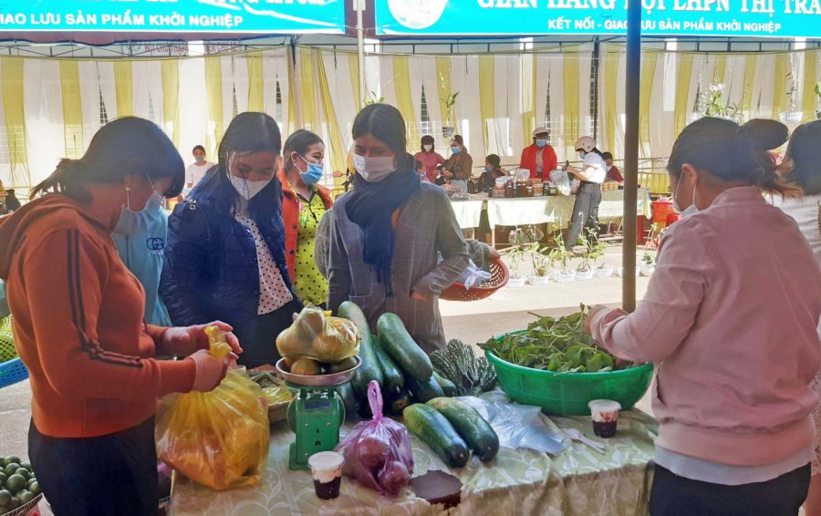 Người dân mua rau, củ quả tại gian hàng tại ngày hội “ Kết nối - giao lưu sản phẩn khởi nghiệp. Ảnh: Anh Quân 