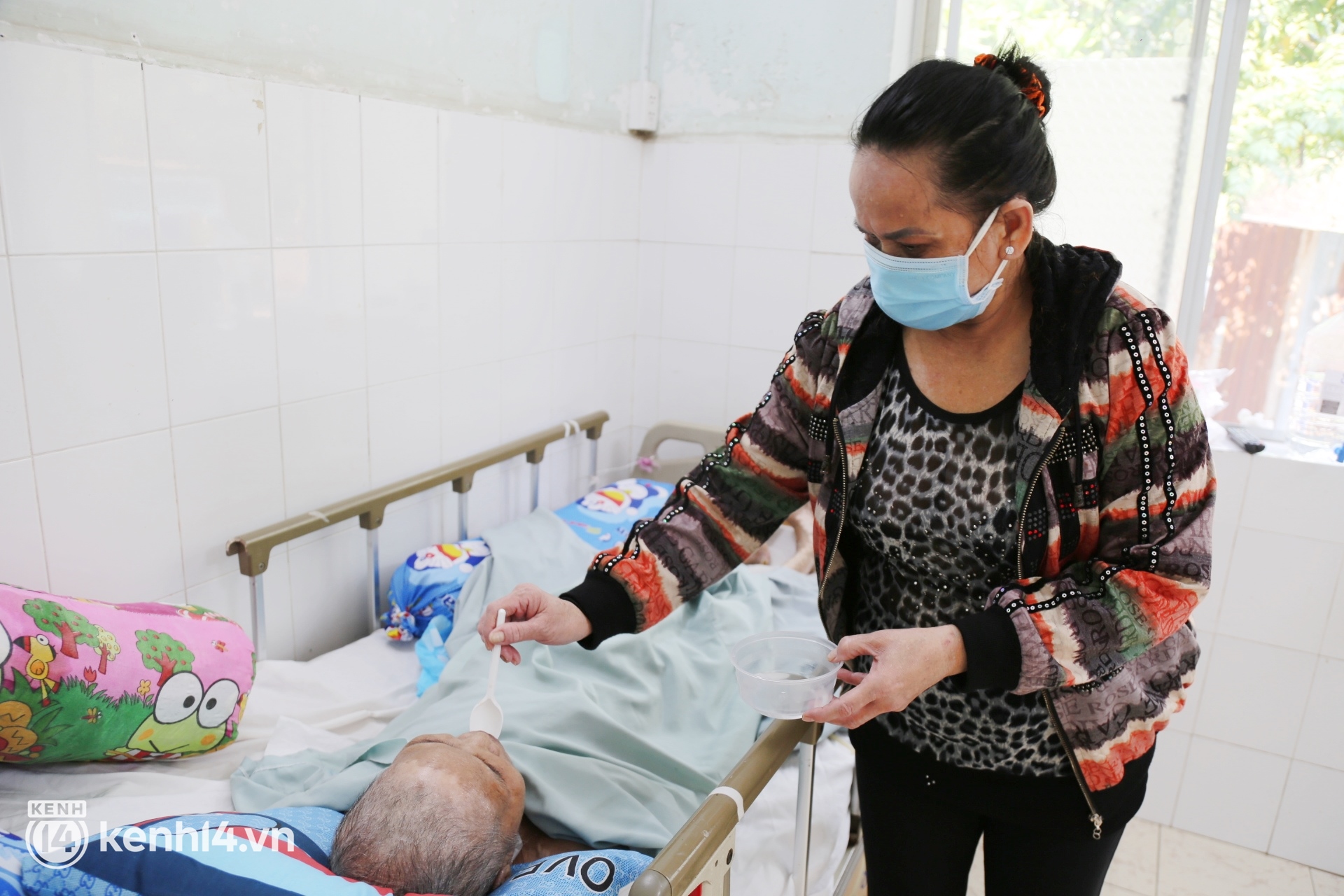 Đau lòng cảnh con gái dứt tình bỏ mẹ già lại bệnh viện, bác sĩ nhắn tin nài nỉ: Nếu còn chút lương tâm, hãy vào ký để anh mổ cho mẹ em - Ảnh 2.