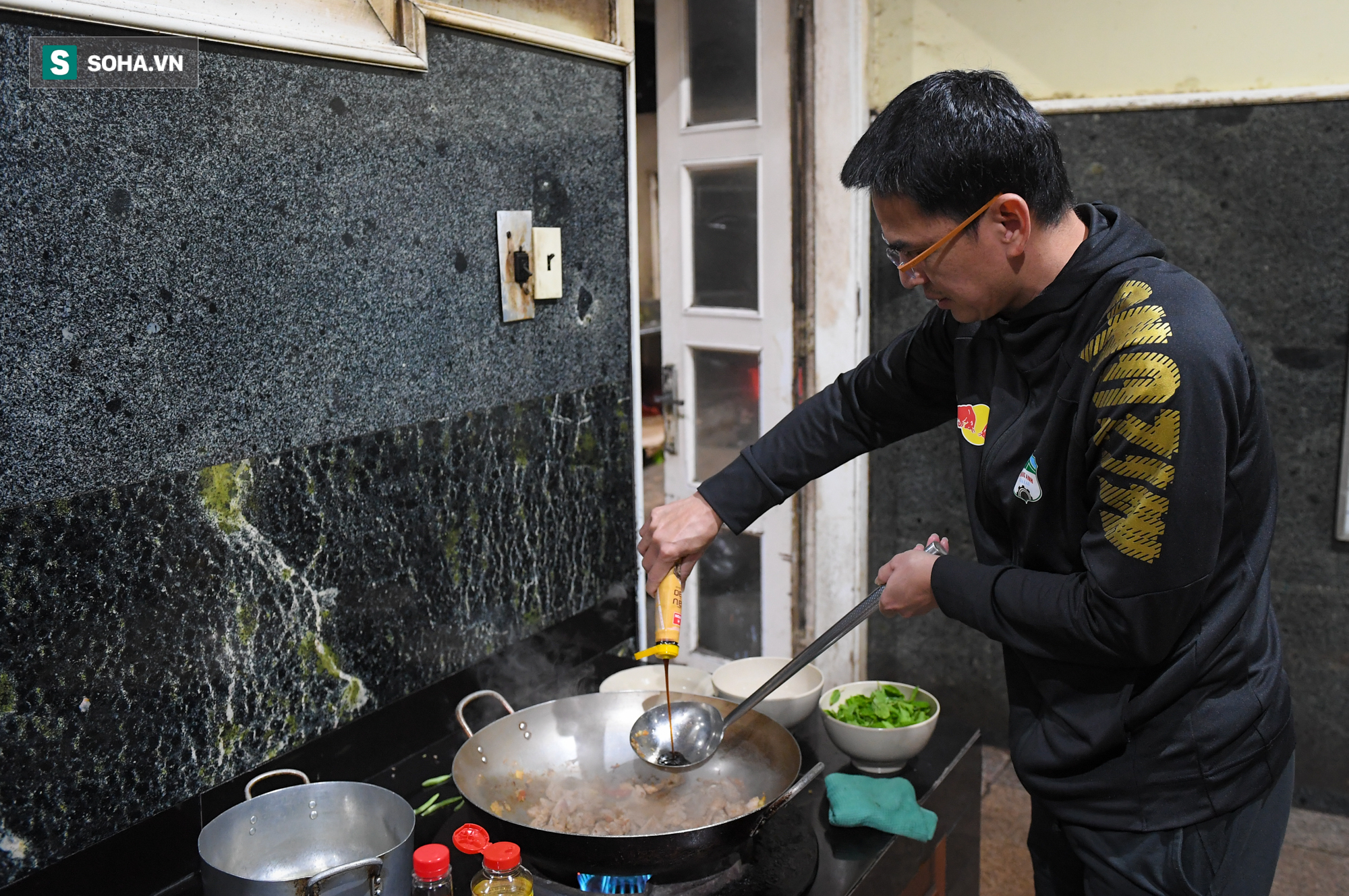 Một ngày của Kiatisuk ở Hoàng Anh Gia Lai: Nấu món Thái, hát tiếng Việt, nói tiếng Anh - Ảnh 10.