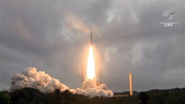 Tên lửa đẩy Ariane 5 mang theo kính viễn vọng không gian James Webb rời bệ phóng ở Trung tâm vũ trụ Guiana (Pháp), ngày 25/12/2021. Ảnh: AFP/TTXVN