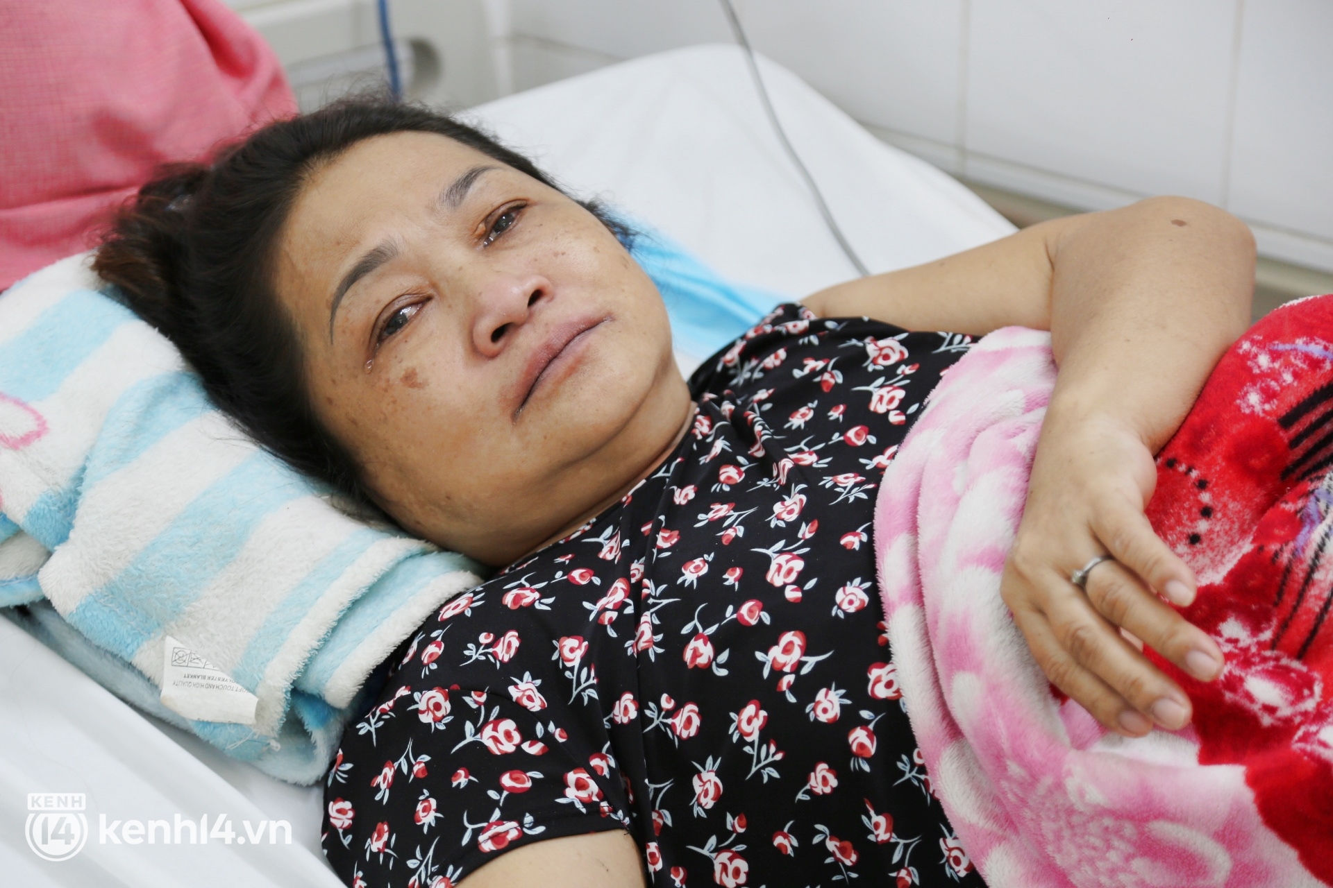 Đau lòng cảnh con gái dứt tình bỏ mẹ già lại bệnh viện, bác sĩ nhắn tin nài nỉ: Nếu còn chút lương tâm, hãy vào ký để anh mổ cho mẹ em - Ảnh 6.