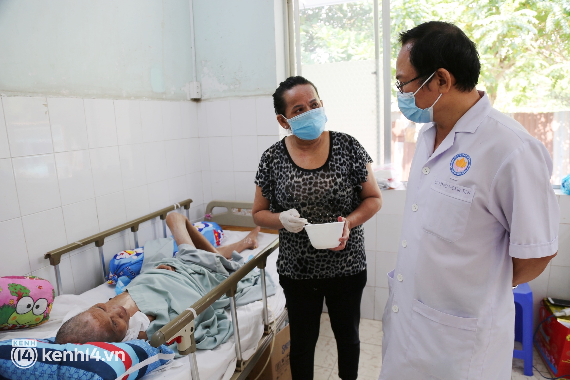 Đau lòng cảnh con gái dứt tình bỏ mẹ già lại bệnh viện, bác sĩ nhắn tin nài nỉ: Nếu còn chút lương tâm, hãy vào ký để anh mổ cho mẹ em - Ảnh 4.