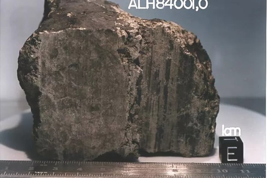 Thiên thạch Allan Hills 84001 đến từ sao Hỏa và được tìm thấy ở Nam Cực vào năm 1984. Ảnh: JSC/NASA