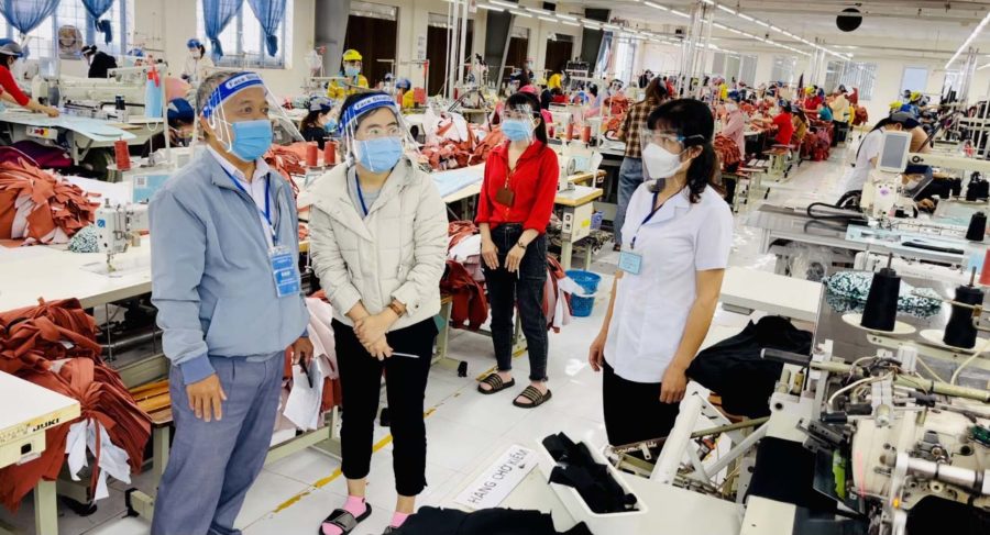 Đoàn kiểm tra liên ngành số 7 kiểm tra công tác phòng chống dịch Covid-19 tại Công ty Cổ phần May Gia Lai. Ảnh: Vũ Thảo