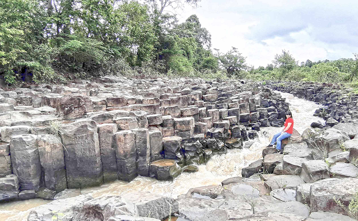  Suối đá triệu năm ở làng Vân (thị trấn Ia Ly, huyện Chư Păh) là điểm đến hấp dẫn du khách. Ảnh: Nguyễn Quang Tuệ