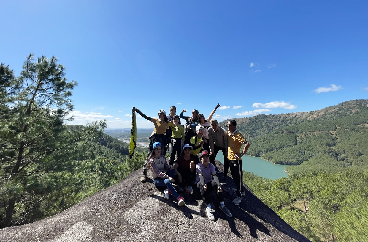 Nhiều bạn trẻ chọn tour du lịch chinh phục đỉnh núi Chư Nâm (huyện Chư Păh) trong ngày Têt Dương lịch. Ảnh: Long Trọng 
