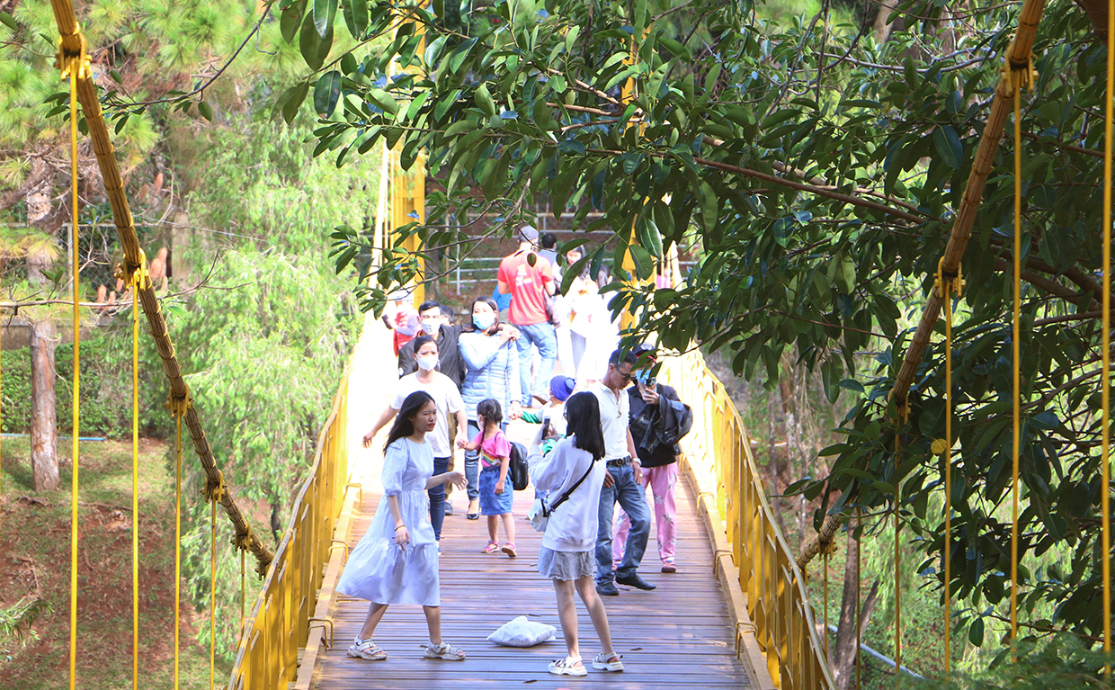 Công viên Diên Hồng được nhiều gia đình, bạn trẻ chọn đến để vui chơi, chụp ảnh lưu niệm trong ngày Tết Dương lịch. Quang Tấn