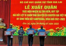 Phó Chủ tịch UBND tỉnh tặng quà cho đại diện Đội K52. Ảnh: Vĩnh Hoàng