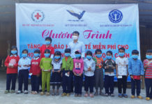  Đại diện Hội Chữ thập đỏ huyện Đak Pơ, Bảo hiểm xã hội huyện Đak Pơ tặng thẻ bảo hiểm cho các em học sinh xã Hà Tam. Ảnh: Tuyết Mai