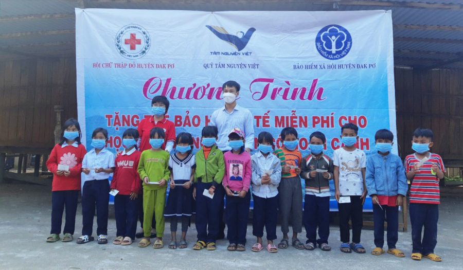  Đại diện Hội Chữ thập đỏ huyện Đak Pơ, Bảo hiểm xã hội huyện Đak Pơ tặng thẻ bảo hiểm cho các em học sinh xã Hà Tam. Ảnh: Tuyết Mai