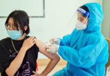   Tiêm vắc xin PfiZer mũi 2 phòng Covid-19 cho trẻ tại điểm tiêm Trường tiểu học Nguyễn Văn Trỗi (phường Hoa Lư, TP. Pleiku). Ảnh: Bá Bính