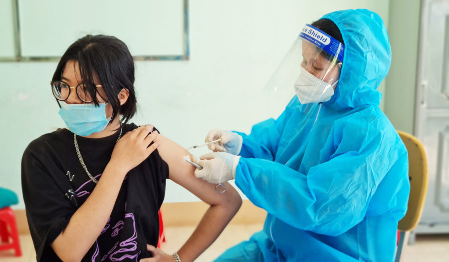   Tiêm vắc xin PfiZer mũi 2 phòng Covid-19 cho trẻ tại điểm tiêm Trường tiểu học Nguyễn Văn Trỗi (phường Hoa Lư, TP. Pleiku). Ảnh: Bá Bính