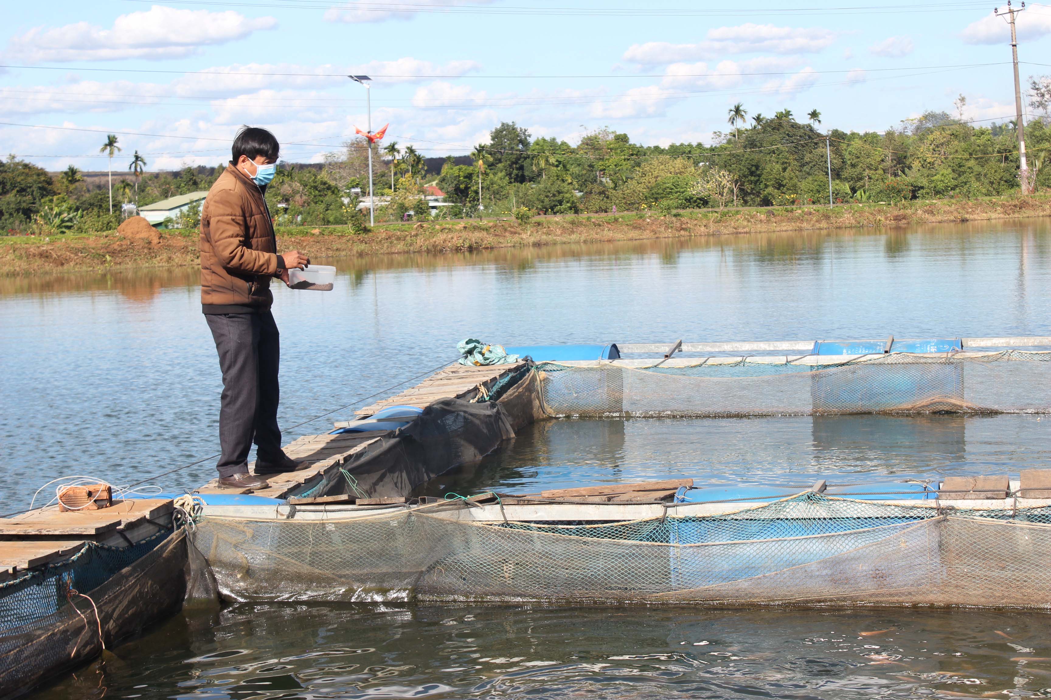 Nuôi cá lồng trên hồ tự nhiên tại thôn 6, xã Ia Nhin.  Ảnh: Nguyễn Hồng