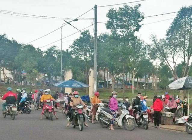 Hàng quán trước Trường Nguyễn Bỉnh Khiêm (huyện Kbang). Ảnh: Minh Ngân