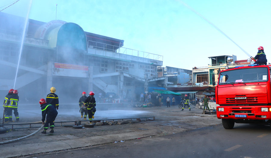    Đội chữa cháy và cứu nạn cứu hộ khu vực An Khê tổ chức diễn tập chữa cháy tại chợ An Khê. Ảnh Ngọc Minh