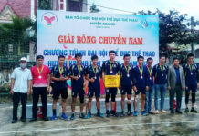  Ban tổ chức trao giải nhất cho đội bóng chuyền nam thị trấn Kbang tại Đại hội TDTT huyện. Ảnh: Lê Văn Ngọc