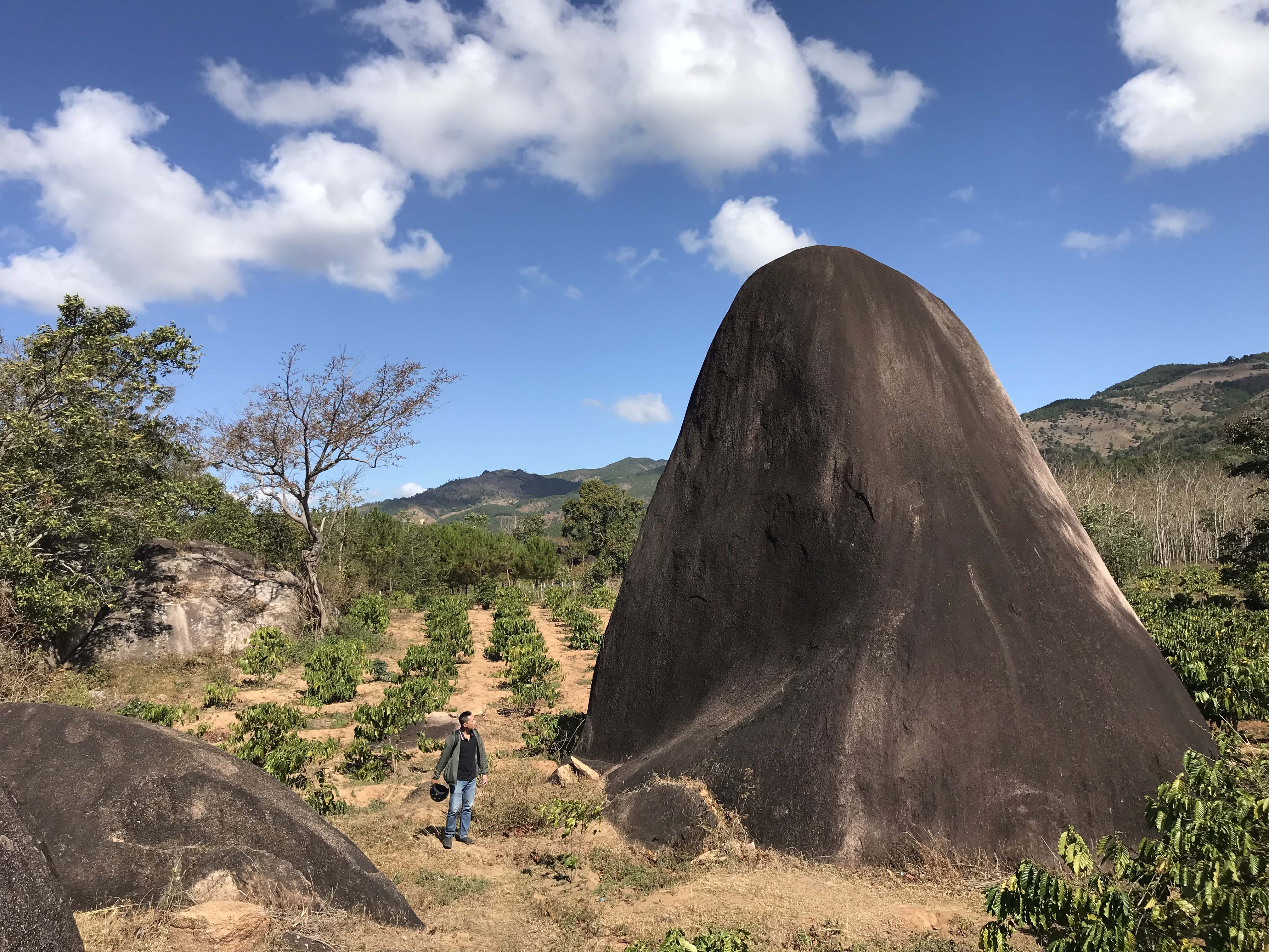 Một tảng đá với chiều cao khoảng 20 m sừng sững ở làng Ea Lũh. Ảnh: Lê Văn Ngọc