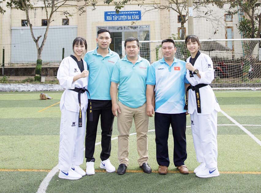 2 vận động viên Nguyễn Thị Mai và Nguyễn Thị Loan cùng các huấn luyện viên Taekwondo tại Trung tâm Huấn luyện và Thi đấu thể dục thể thao tỉnh. Ảnh: Lê Văn Ngọc 1
