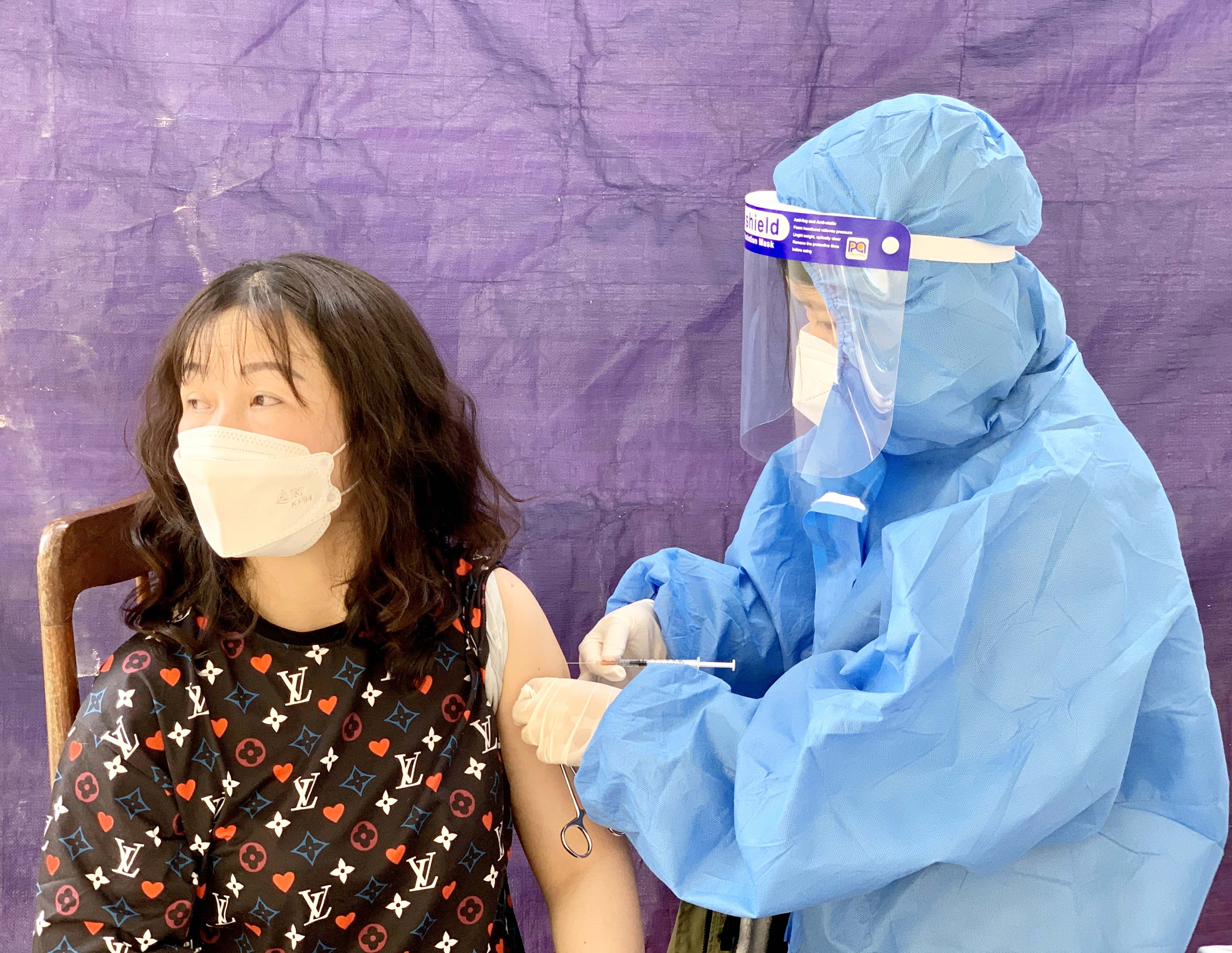 Nhân viên y tế phường Diên Hồng, TP. Pleiku tiêm vắc xin phòng Covid-19 cho người dân. Ảnh: Như Nguyện