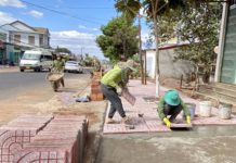 Công trình cải tạo, lát gạch vỉa hè đường Nguyễn Trãi (thị trấn Chư Prông) đang trong giai đoạn hoàn thành hạng mục cuối cùng. Ảnh: Hà Duy