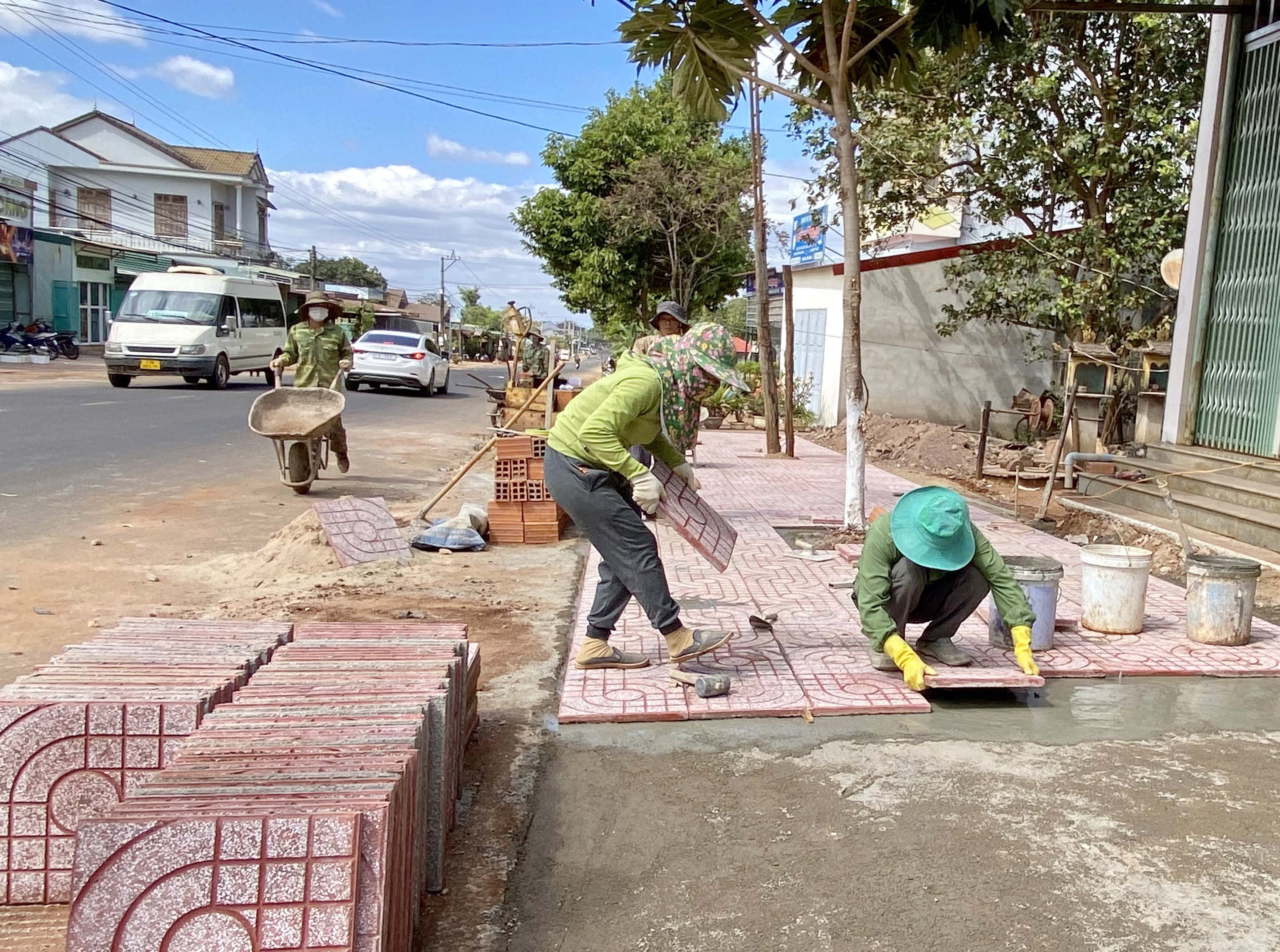 Công trình cải tạo, lát gạch vỉa hè đường Nguyễn Trãi (thị trấn Chư Prông) đang trong giai đoạn hoàn thành hạng mục cuối cùng. Ảnh: Hà Duy