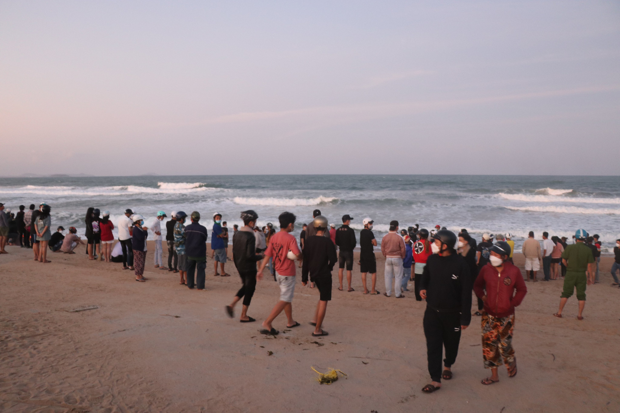 Tắm biển ở Phú Yên, hai học sinh lớp 10 bị sóng cuốn trôi mất tích - Ảnh 2.