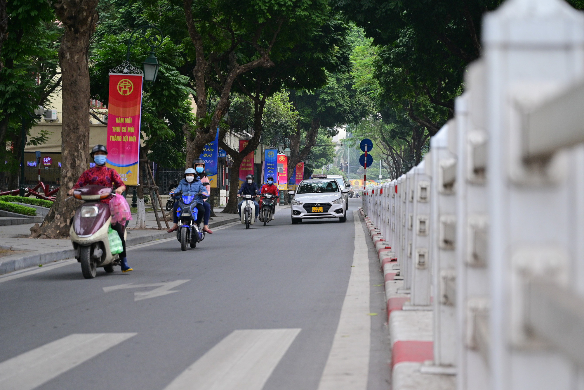 Phố phường Hà Nội ngày đầu năm 2022 - Ảnh 1.
