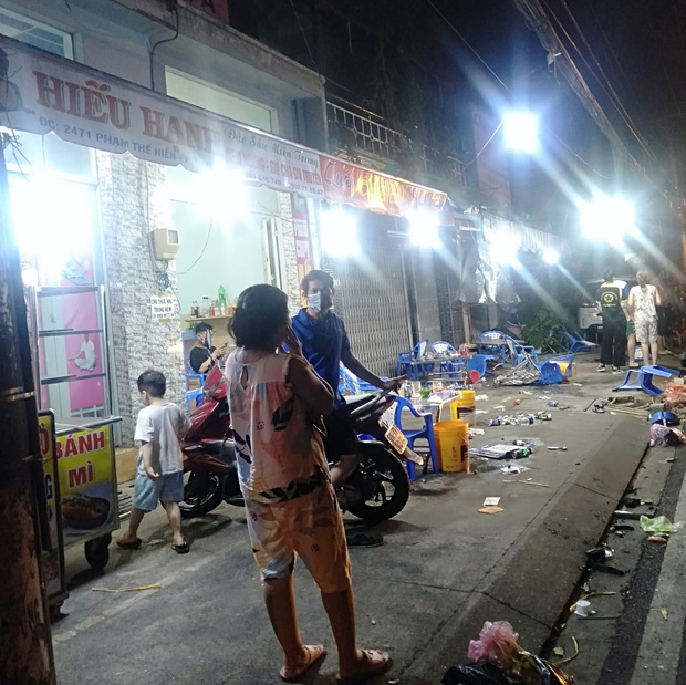 Ô tô 7 chỗ lao kinh hoàng vào quán nhậu vỉa hè, 3 thực khách bị cuốn vào gầm - Ảnh 3. Ô tô 7 chỗ lao kinh hoàng vào quán nhậu vỉa hè, 3 thực khách bị cuốn vào gầm - Ảnh 3.