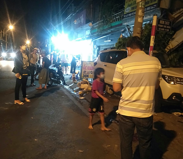 Ô tô 7 chỗ lao kinh hoàng vào quán nhậu vỉa hè, 3 thực khách bị cuốn vào gầm - Ảnh 1. Ô tô 7 chỗ lao kinh hoàng vào quán nhậu vỉa hè, 3 thực khách bị cuốn vào gầm - Ảnh 1.
