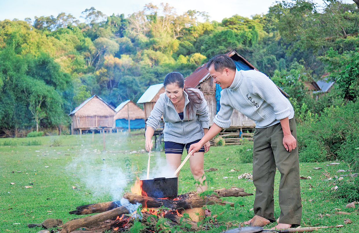 Du khách trải nghiệm tour du lịch sinh thái tại Khu dự trữ sinh quyển thế giới cao nguyên Kon Hà Nừng. Ảnh: Phan Nguyên