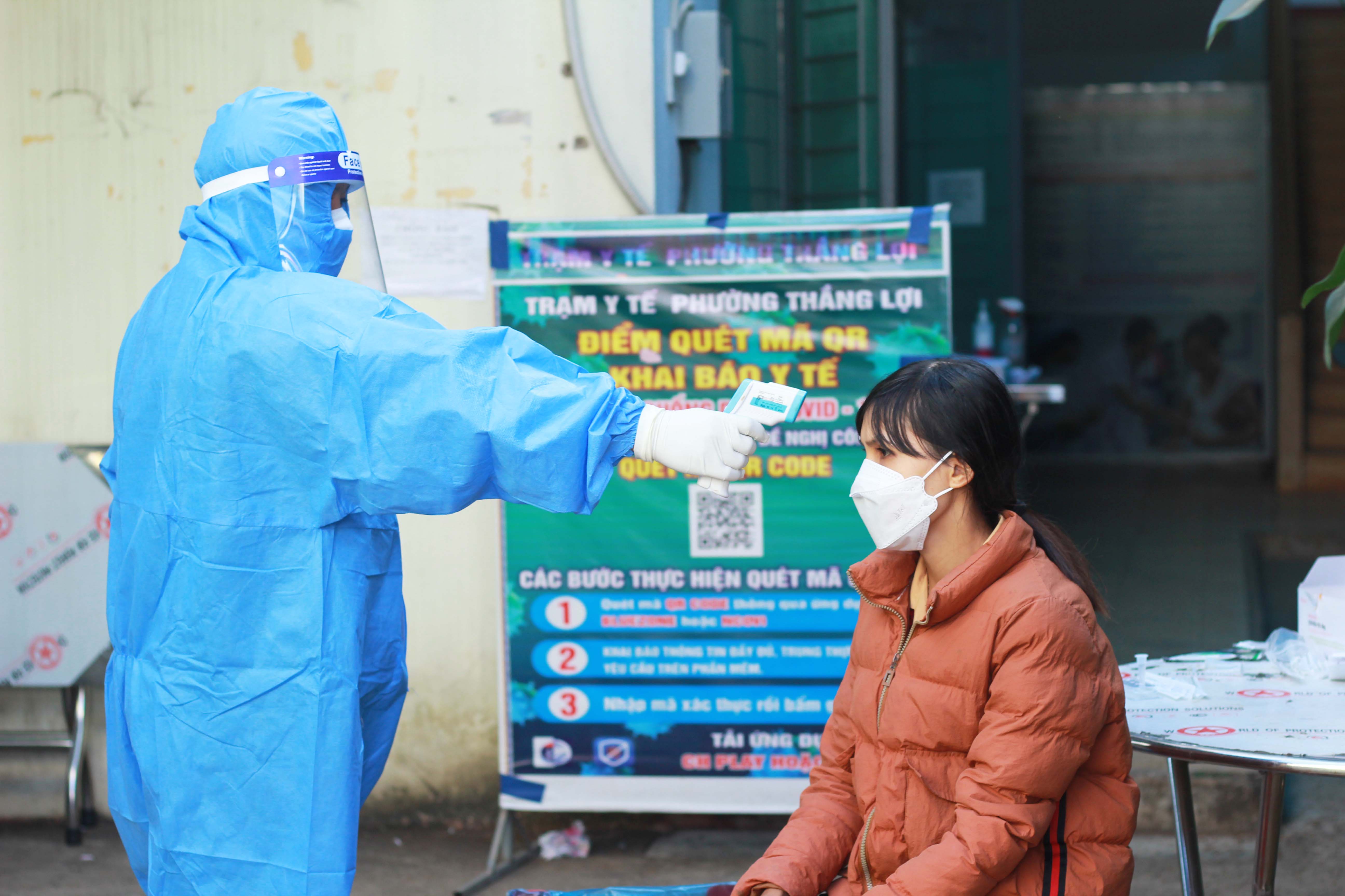 Kiểm tra thân nhiệt người dân tới khai báo y tế tại trạm y tế phường Thắng Lợi (TP. Pleiku). Ảnh: Bá Bính