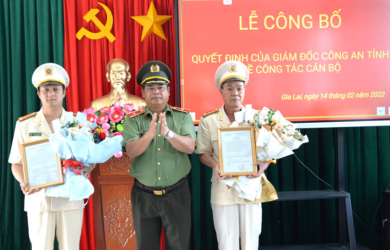 Thiếu tướng Rah Lan Lâm trao quyết định điều động, bổ nhiệm cho Trung tá Nguyễn Thành Huy (bên trái) và Đại tá Hồ Kỳ Trọng. Ảnh: Nguyễn Hữu