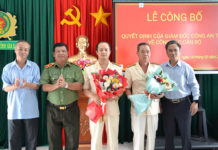 Thiếu tướng Rah Lan Lâm và lãnh đạo Thị ủy, UBND thị xã An Khê tặng hoa chúc mừng 2 đồng chí được điều động, bổ nhiệm. Ảnh: Nguyễn Hữu     