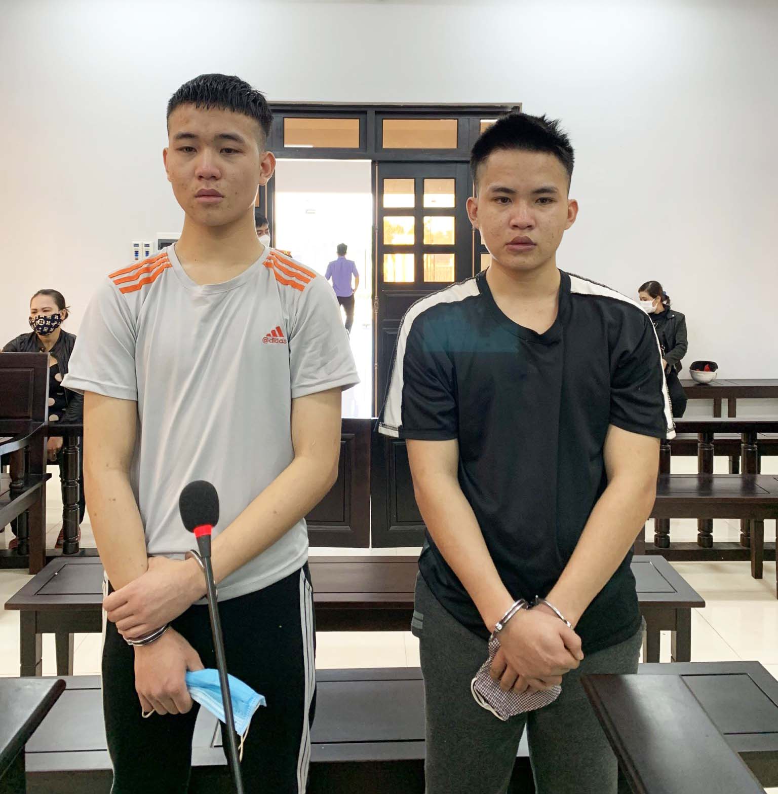 Bị cáo Nguyễn Quốc Trung (áo đen) và Nguyễn Quốc Thành tại phiên tòa.  Ảnh: Quang Lê