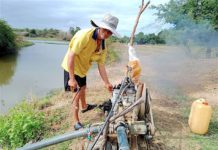 Ông Trần Văn Hoàng (tổ dân phố Plei Ktoh, thị trấn Kông Chro) luôn ý thức sử dụng nguồn nước tưới một cách hợp lý, tiết kiệm. Ảnh: Mộc Trà