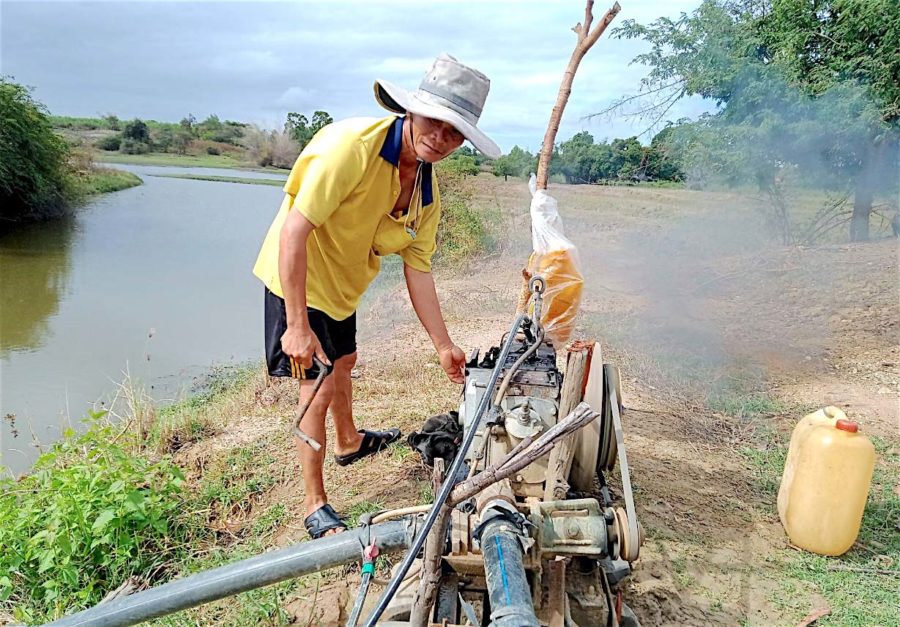 Ông Trần Văn Hoàng (tổ dân phố Plei Ktoh, thị trấn Kông Chro) luôn ý thức sử dụng nguồn nước tưới một cách hợp lý, tiết kiệm. Ảnh: Mộc Trà