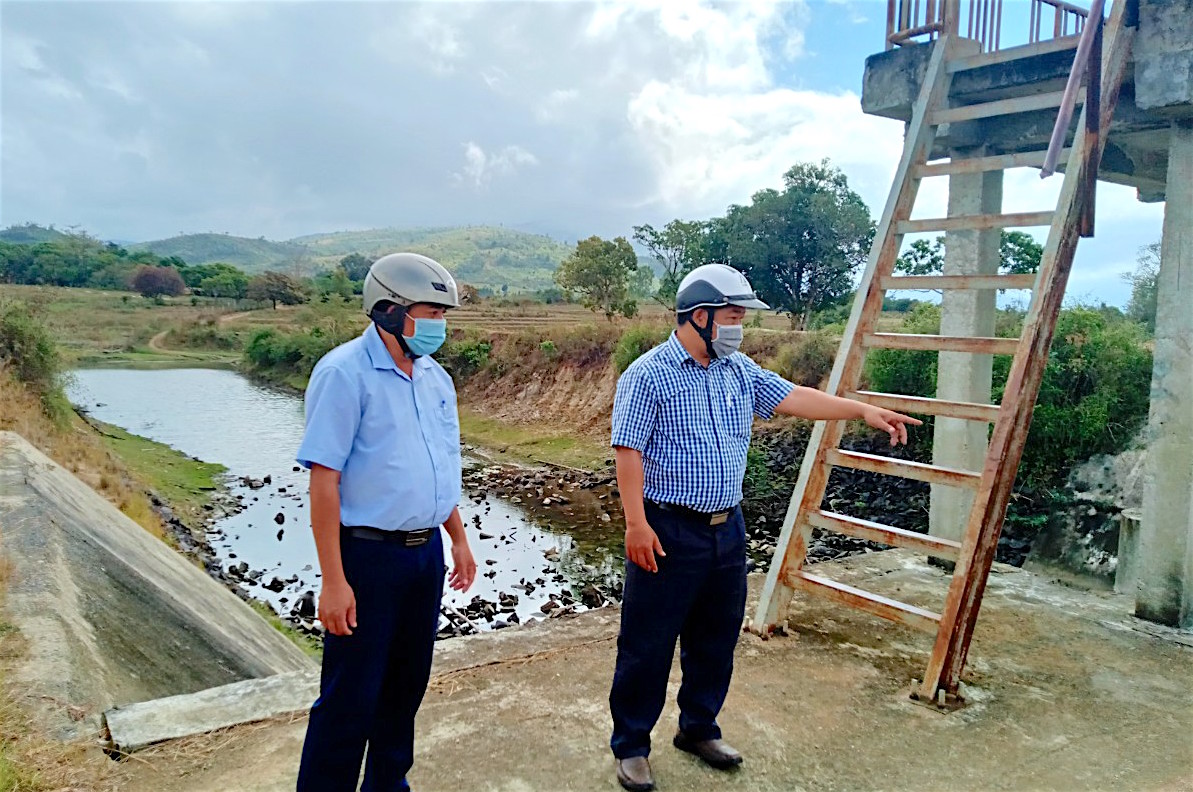 Cán bộ Phòng Nông nghiệp và PTNT huyện Kông Chro kiểm tra việc quản lý và sử dụng nước tại hồ chứa nước Tpơng (thị trấn Kông Chro). Ảnh: Mộc Trà