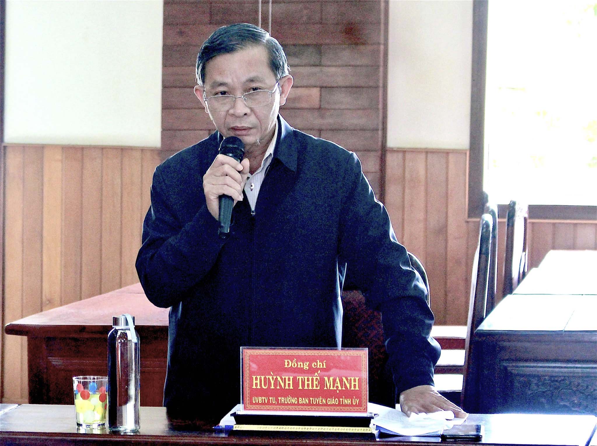 Trưởng ban Tuyên giáo Tỉnh ủy Huỳnh Thế Mạnh nêu ý kiến về chỉ tiêu tỷ lệ người dân tham gia bảo hiểm y tế của huyện năm 2022. Ảnh: Hồng Thi