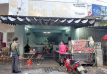 Đoàn kiểm tra liên ngành đang kiểm tra tại một quán ăn trên đường Nguyễn Du. Ảnh: Sơn Ca