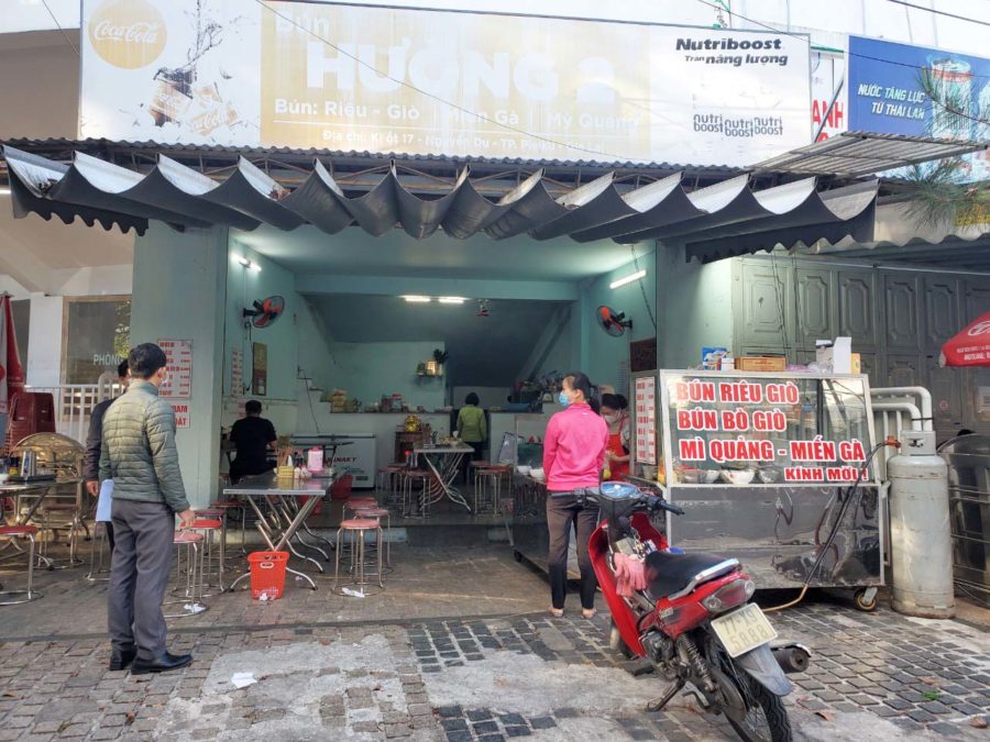 Đoàn kiểm tra liên ngành đang kiểm tra tại một quán ăn trên đường Nguyễn Du. Ảnh: Sơn Ca