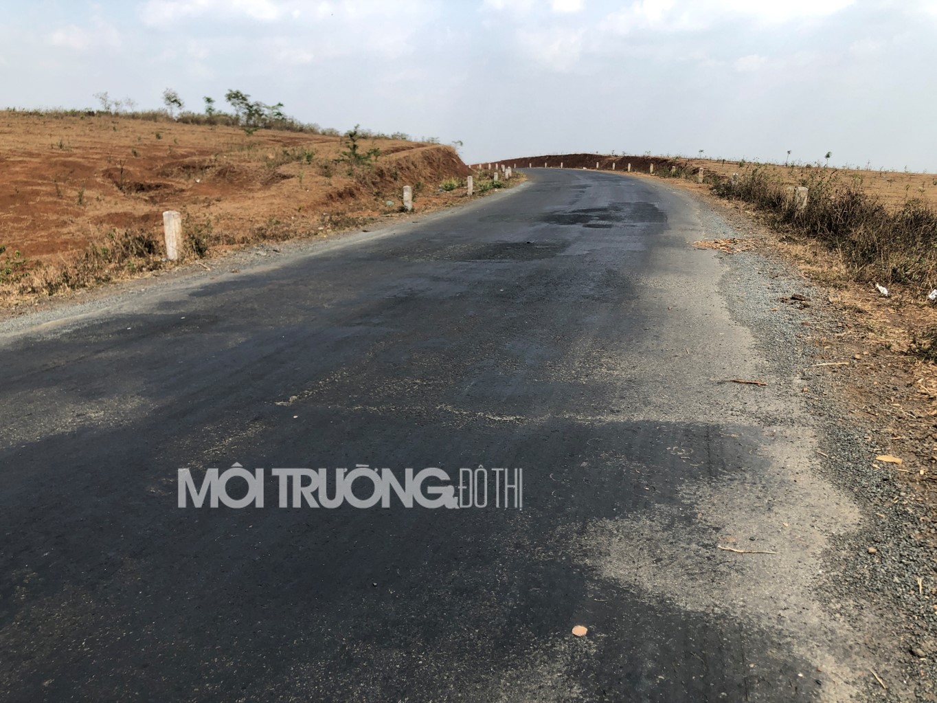 Trên toàn tuyến, rất nhiều đoạn mặt đường bị hư hỏng cục bộ với chi chít vết cắt vá kéo dài hàng chục mét.