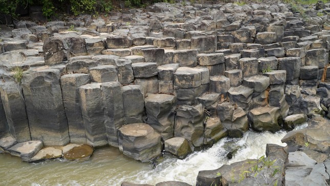 Gành suối đá ở làng Vân, thị trấn Ia Ly, huyện Chư Păh. Ảnh T.T 3