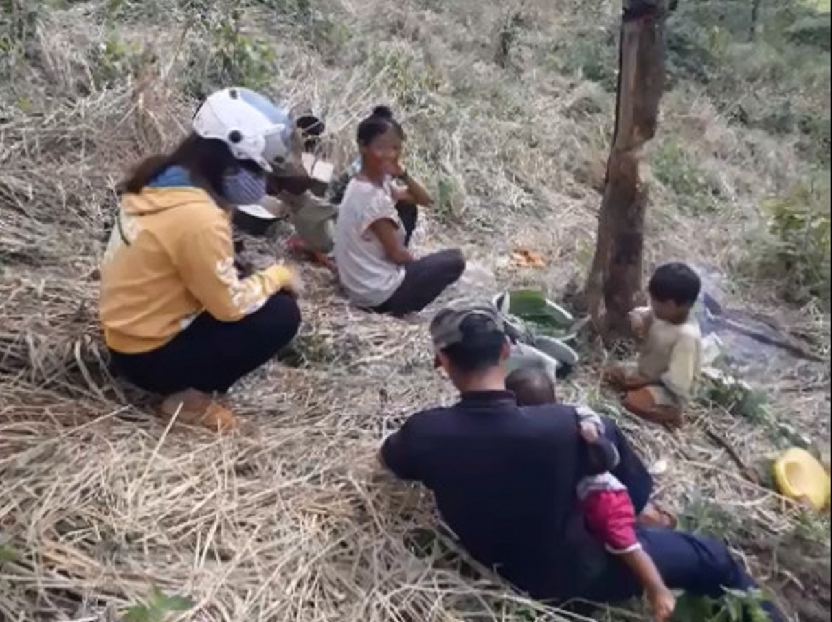 Giáo viên lên rẫy giao bài tập và hướng dẫn học sinh làm bài. 2