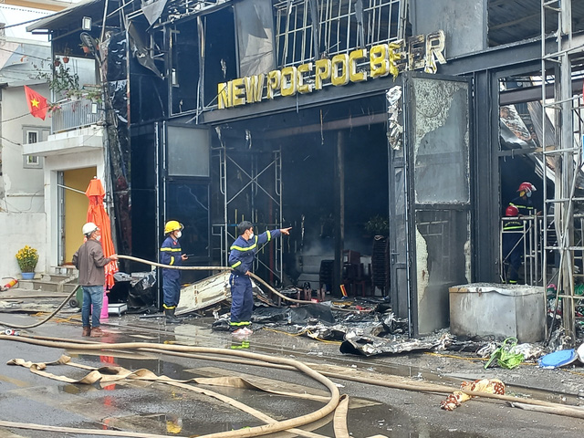 TP Huế: Cháy lớn tại quán New Poc Poc Beer, lửa lan sang nhà dân - Ảnh 2.