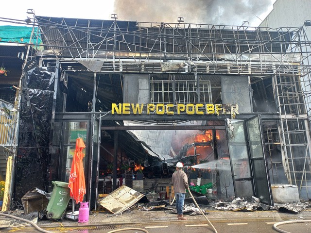 TP Huế: Cháy lớn tại quán New Poc Poc Beer, lửa lan sang nhà dân - Ảnh 4.