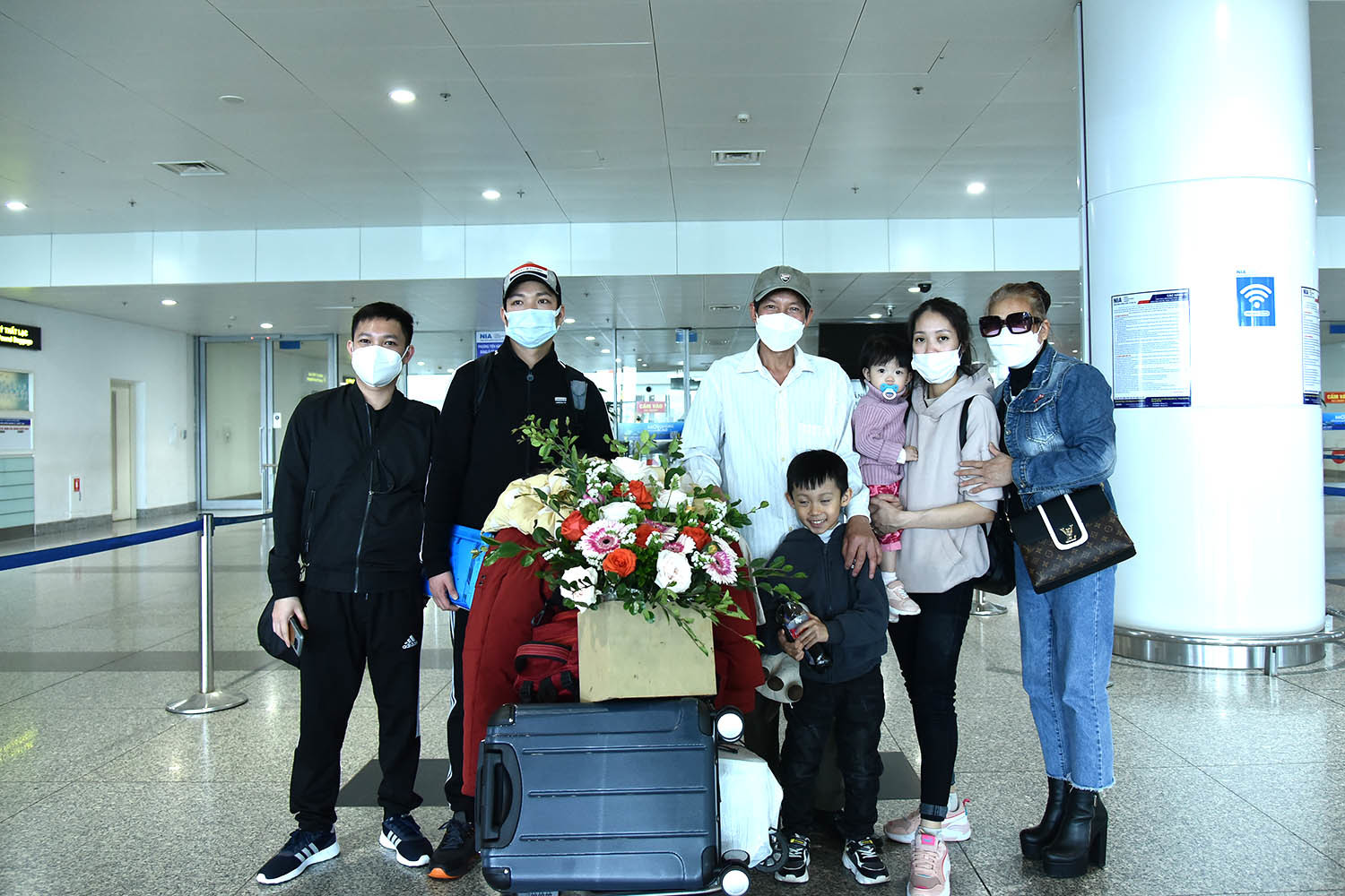 Đại gia đình 40 người từ Ukraine hạnh phúc nắm tay nhau trở về Việt Nam - Ảnh 5.