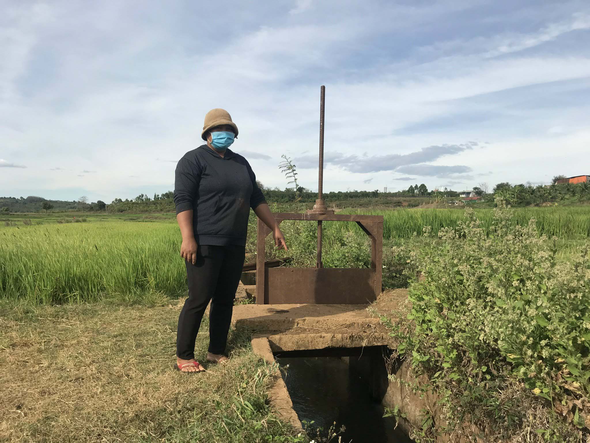 Bà Rmah H'Binh hẹ thống kênh mương được kiên cố dẫn nước về cánh đồng Ia Hlốp. Ảnh: Nguyễn Diệp