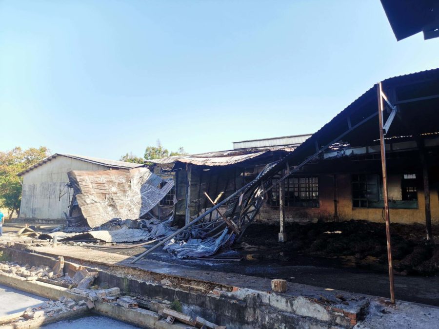 Kết cấu nhà xưởng bị ảnh hưởng nặng sau vụ hỏa hoạn. Ảnh: Văn Ngọc