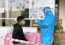 Nhân viên y tế lấy mẫu xét nghiệm cho người dân trên địa bàn huyện Ia Grai. Ảnh: Như Nguyện